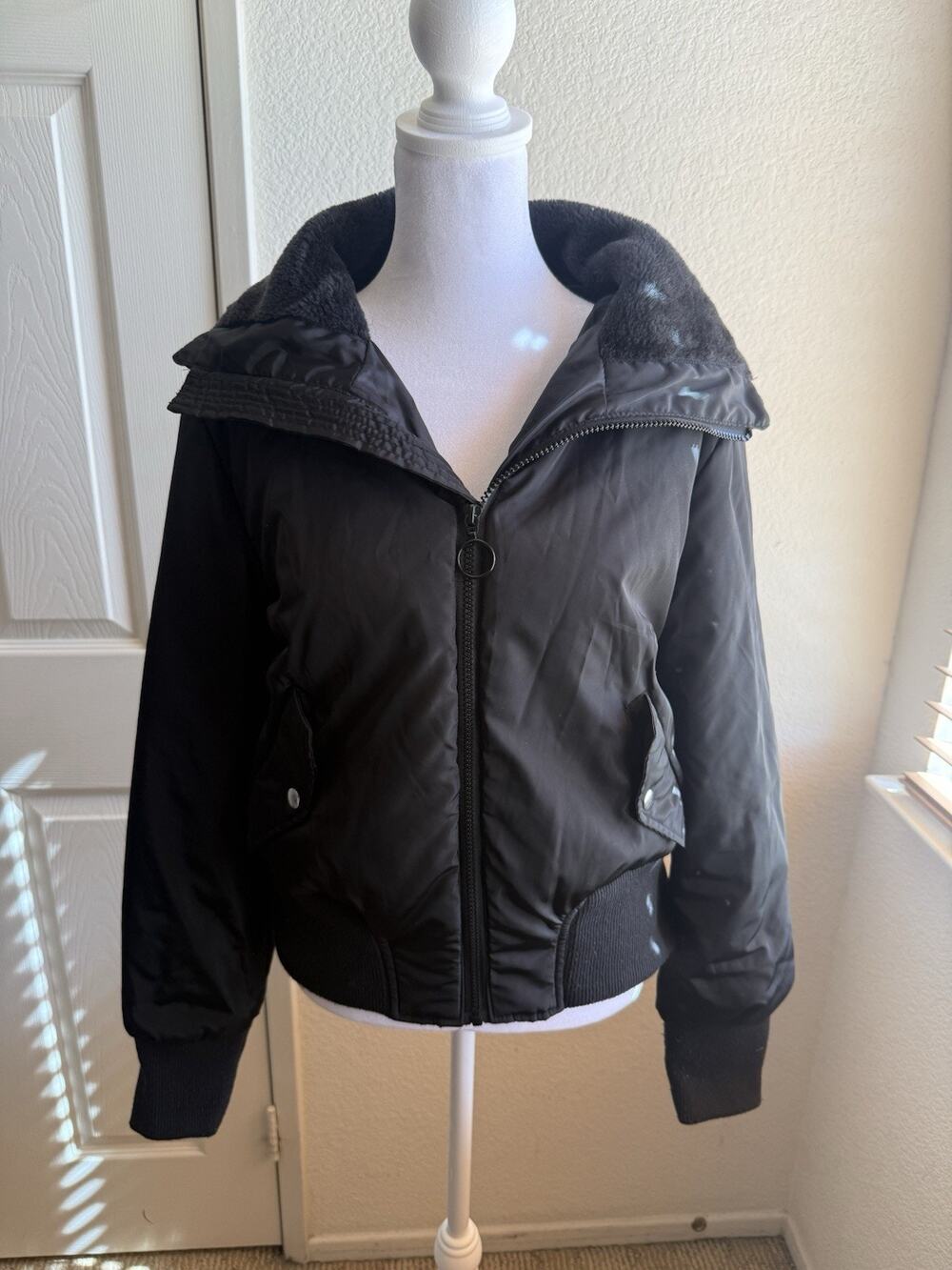 Women's Black Bomber Jacket Full Zip Faux Fur Collar Pockets Size L NYJK260-B